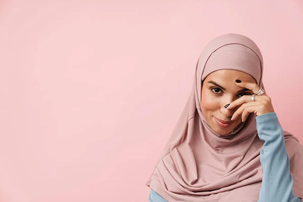 Eine Positive Muslimische Frau Rosa Hijab Die Ihr Gesicht Verhüllt — Stockfoto