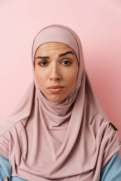 Retrato Mujer Musulmana Pensante Usando Hijab Rosa Levantando Una Ceja — Foto de Stock