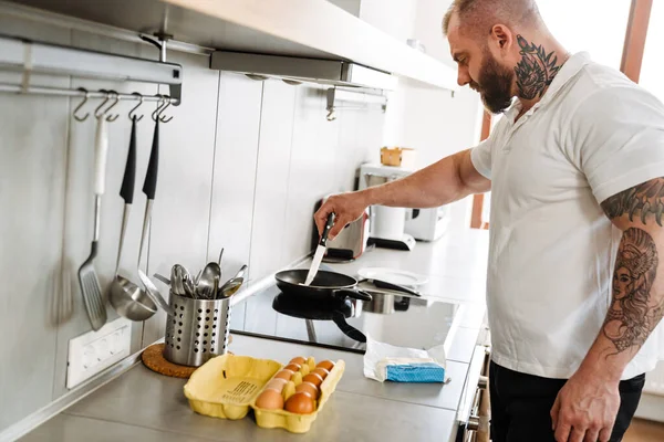 Homem Branco Com Barba Cozinhar Ovo Frito Cozinha Casa — Fotografia de Stock