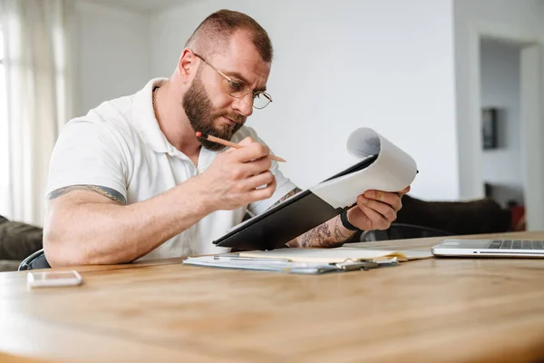 Hombre Blanco Anteojos Trabajando Con Papeles Portátil Mientras Está Sentado — Foto de Stock