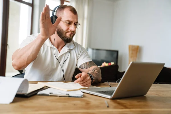 Hombre Blanco Auriculares Gesticulando Mientras Trabaja Con Ordenador Portátil Casa — Foto de Stock