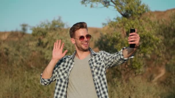 Een Tevreden Man Met Een Zonnebril Neemt Een Videoboodschap Met — Stockvideo