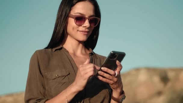 Красива Жінка Сонцезахисних Окулярах Використовує Свій Мобільний Телефон Під Час — стокове відео