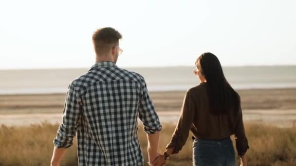 Une Vue Arrière Couple Marche Ensemble Extérieur Été — Video