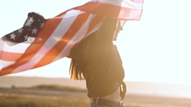 Щаслива Жінка Крутиться Американським Прапором Руках — стокове відео