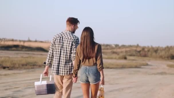 Una Pareja Feliz Está Caminando Para Hacer Picnic Juntos Aire — Vídeos de Stock