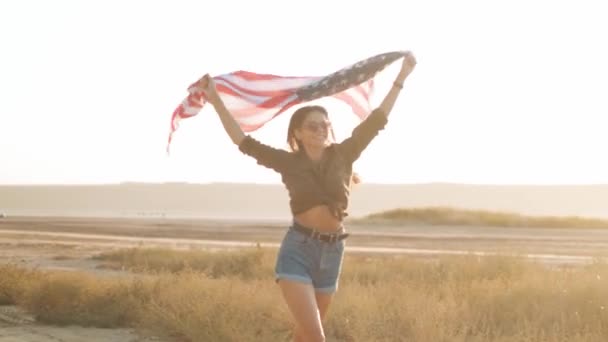 Щаслива Жінка Біжить Американським Прапором Руках Над Головою Відкритому Повітрі — стокове відео
