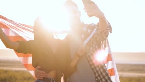 Ein Glückliches Paar Macht Ein Selfie Foto Mit Einer Amerikanischen — Stockvideo