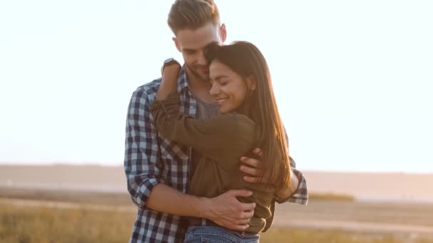 Couple Souriant Serre Dans Ses Bras Debout Extérieur Été — Video