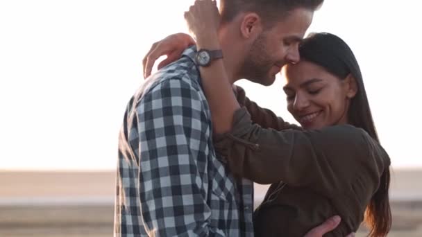 Casal Feliz Está Abraçando Uns Aos Outros Livre Verão — Vídeo de Stock