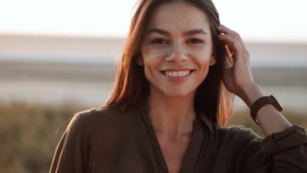 Eine Schöne Frau Posiert Sommer Freien Vor Der Kamera — Stockvideo