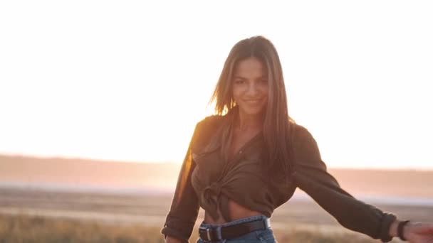 Eine Schöne Frau Posiert Bei Einem Spaziergang Der Natur Sommer — Stockvideo