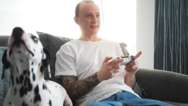 Homem Satisfeito Está Jogando Jogos Consola Enquanto Seu Cão Dalmatian — Vídeo de Stock