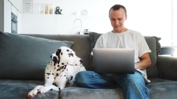 Homem Alegre Está Conversando Com Vídeo Conexão Enquanto Seu Cão — Vídeo de Stock