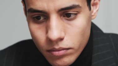 Yoğunlaştırılmış ciddi bir Arap 'ın yakın çekim görüntüsü ofiste bilgisayarını kullanarak çalışıyor.