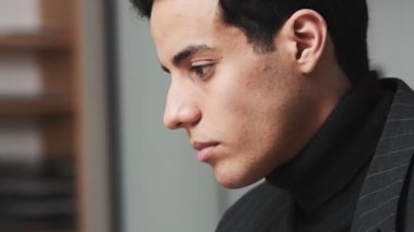 Ofiste çalışan ciddi bir Arap 'ın yakın çekim görüntüsü var.