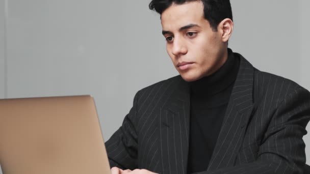 Een Gefocuste Arabische Man Gebruikt Zijn Laptop Terwijl Hij Kantoor — Stockvideo