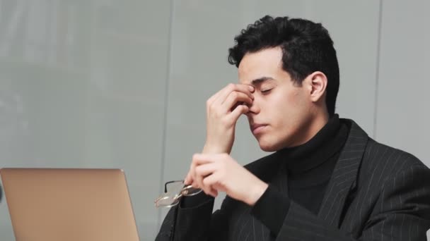 Zmęczony Arabczyk Zdejmuje Okulary Podczas Pracy Biurze — Wideo stockowe