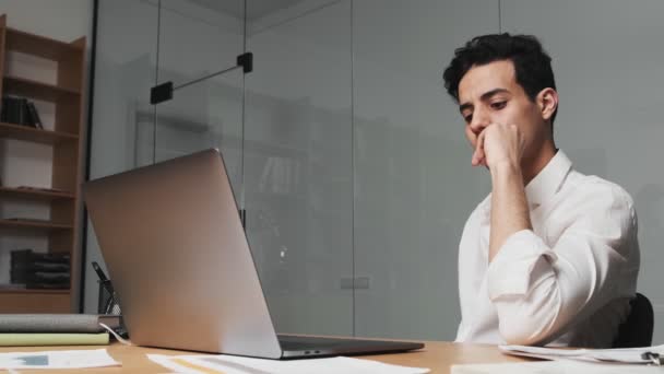 Hombre Árabe Serio Usando Camisa Está Trabajando Escribiendo Computadora Portátil — Vídeo de stock