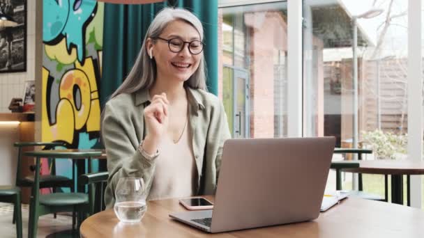 Lycklig Kvinna Med Hörlurar Pratar Med Videoanslutning Med Sin Bärbara — Stockvideo