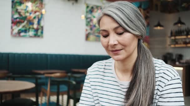 Una Mujer Mayor Feliz Está Soñando Con Algo Mientras Mira — Vídeo de stock