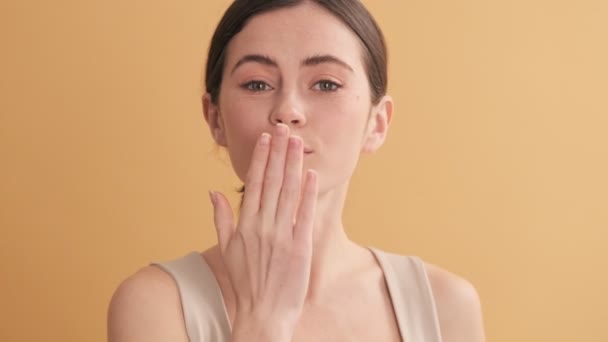 Una Donna Felice Sta Mandando Bacio Aria Alla Telecamera Isolata — Video Stock