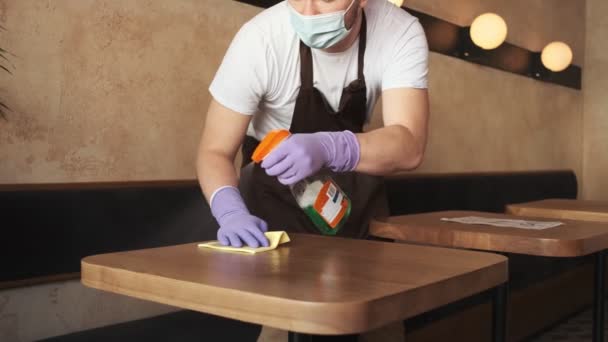 Homme Travailleur Café Portant Masque Facial Médical Désinfecte Les Tables — Video