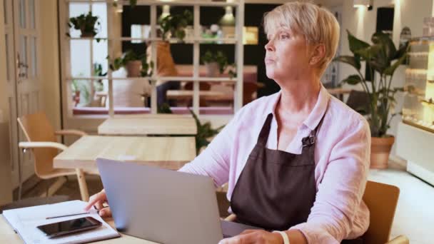 Una Trabajadora Café Seria Está Trabajando Con Recibo Mientras Usa — Vídeo de stock