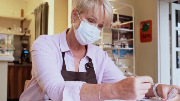 Una Mujer Madura Trabajadora Café Con Una Máscara Médica Protectora — Vídeos de Stock