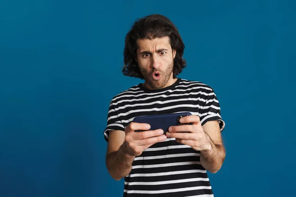 Shock Brunette Man Shirt Spelen Online Spel Mobiele Telefoon Geïsoleerd — Stockfoto