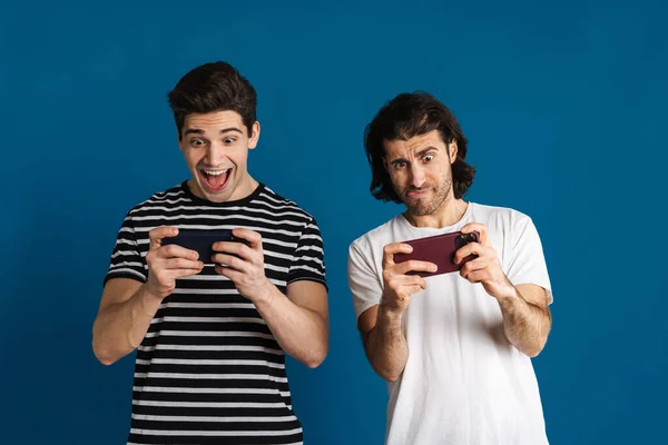 Белая Брюнетка Двое Мужчин Играющих Онлайн Игру Мобильном Телефоне Изолированы — стоковое фото