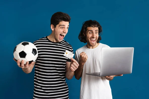 Emocionado Dos Hombres Usando Ordenador Portátil Mientras Sostiene Fútbol Tarjeta — Foto de Stock