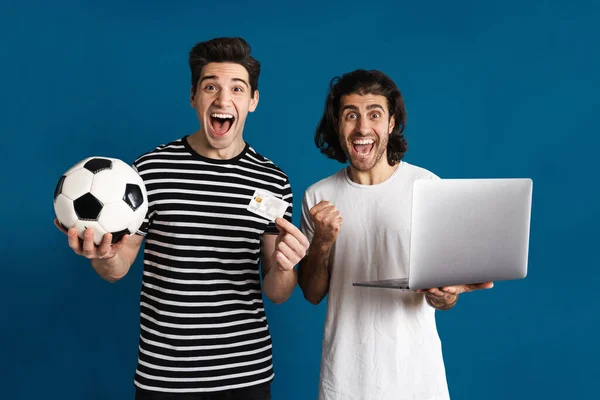 Opgewonden Twee Mannen Met Behulp Van Laptop Terwijl Het Houden — Stockfoto