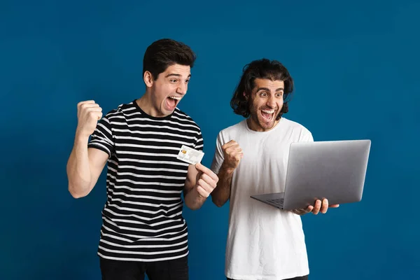 Excitado Dois Homens Fazendo Gesto Vencedor Enquanto Segurando Laptop Cartão — Fotografia de Stock