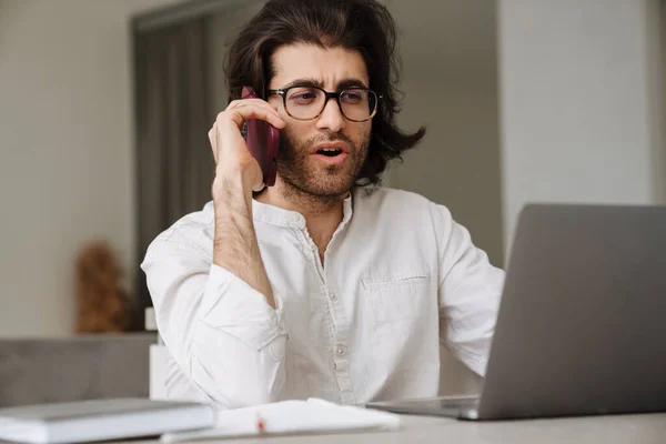 Glimlachende Middelbare Leeftijd Brunette Turkse Man Zitten Aan Tafel Met — Stockfoto