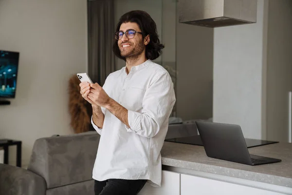 Sonriente Hombre Turco Mediana Edad Sosteniendo Teléfono Móvil Mientras Está — Foto de Stock