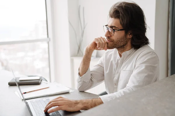 Pensivo Uomo Turco Mezza Età Bruna Seduto Tavola Con Computer — Foto Stock