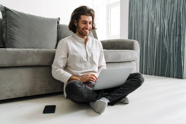 Sonriente Mediana Edad Morena Turco Hombre Sentado Con Ordenador Portátil — Foto de Stock