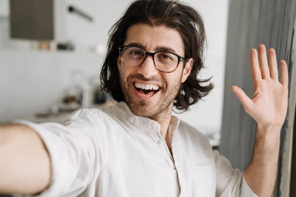 Lächelnder Türkischer Brünetter Mann Mittleren Alters Macht Ein Selfie Haus — Stockfoto
