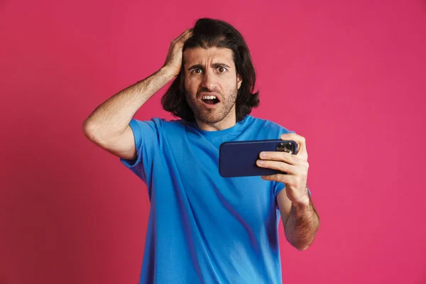 Shock Brunette Man Shirt Spelen Online Spel Mobiele Telefoon Geïsoleerd — Stockfoto