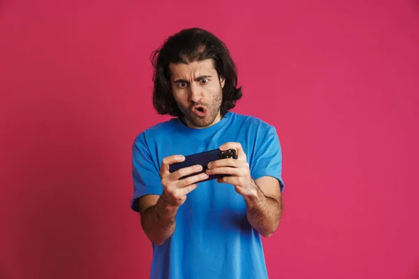 Gespannen Brunette Man Shirt Spelen Online Spel Mobiele Telefoon Geïsoleerd — Stockfoto