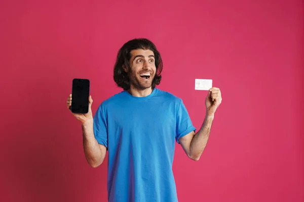 Opgewonden Blanke Man Shirt Met Creditcard Smartphone Geïsoleerd Roze Achtergrond — Stockfoto