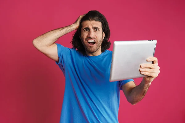 Fehér Sokkos Férfi Tartja Fejét Miközben Használja Tabletta Számítógép Izolált — Stock Fotó