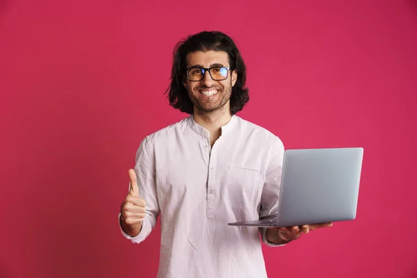 Unshaven Sorrindo Homem Mostrando Polegar Para Cima Segurando Laptop Isolado — Fotografia de Stock