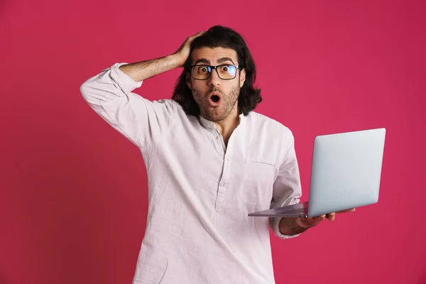 Unshaven Homem Choque Segurando Cabeça Enquanto Posando Com Laptop Isolado — Fotografia de Stock