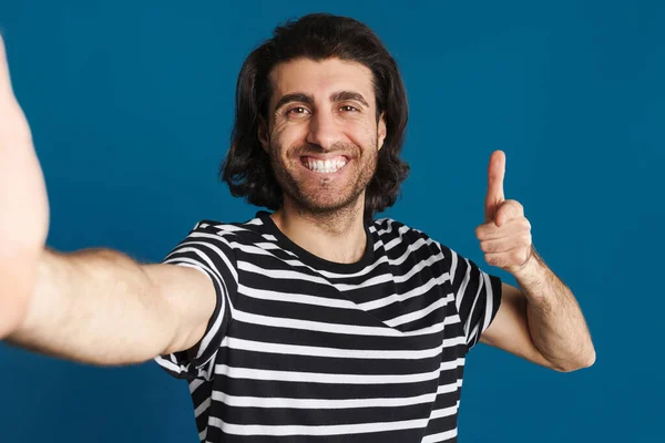 Hombre Sonriente Sin Afeitar Apuntando Con Dedo Cámara Tomando Una — Foto de Stock