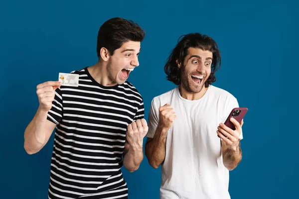 Emocionado Dos Hombres Haciendo Gesto Ganador Mientras Sostiene Tarjeta Crédito — Foto de Stock