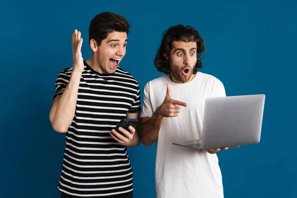 Vit Glada Två Män Som Använder Mobiltelefon Och Peka Finger — Stockfoto