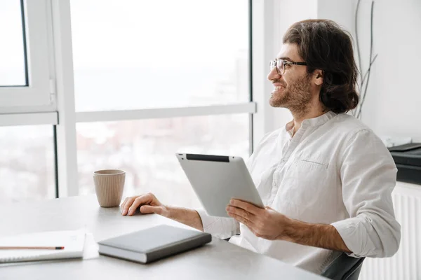 Sonriente Morena Mediana Edad Hombre Turco Camisa Blanca Sentado Mesa — Foto de Stock