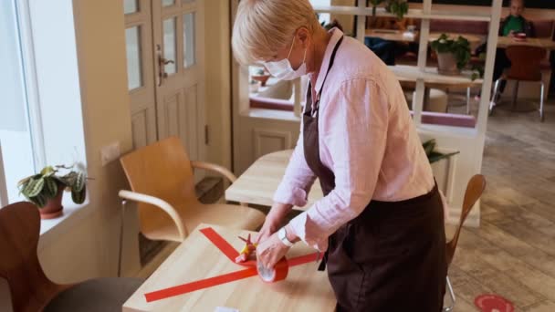 Una Mujer Trabajadora Café Pega Cinta Adhesiva Mesa Para Mantener — Vídeo de stock